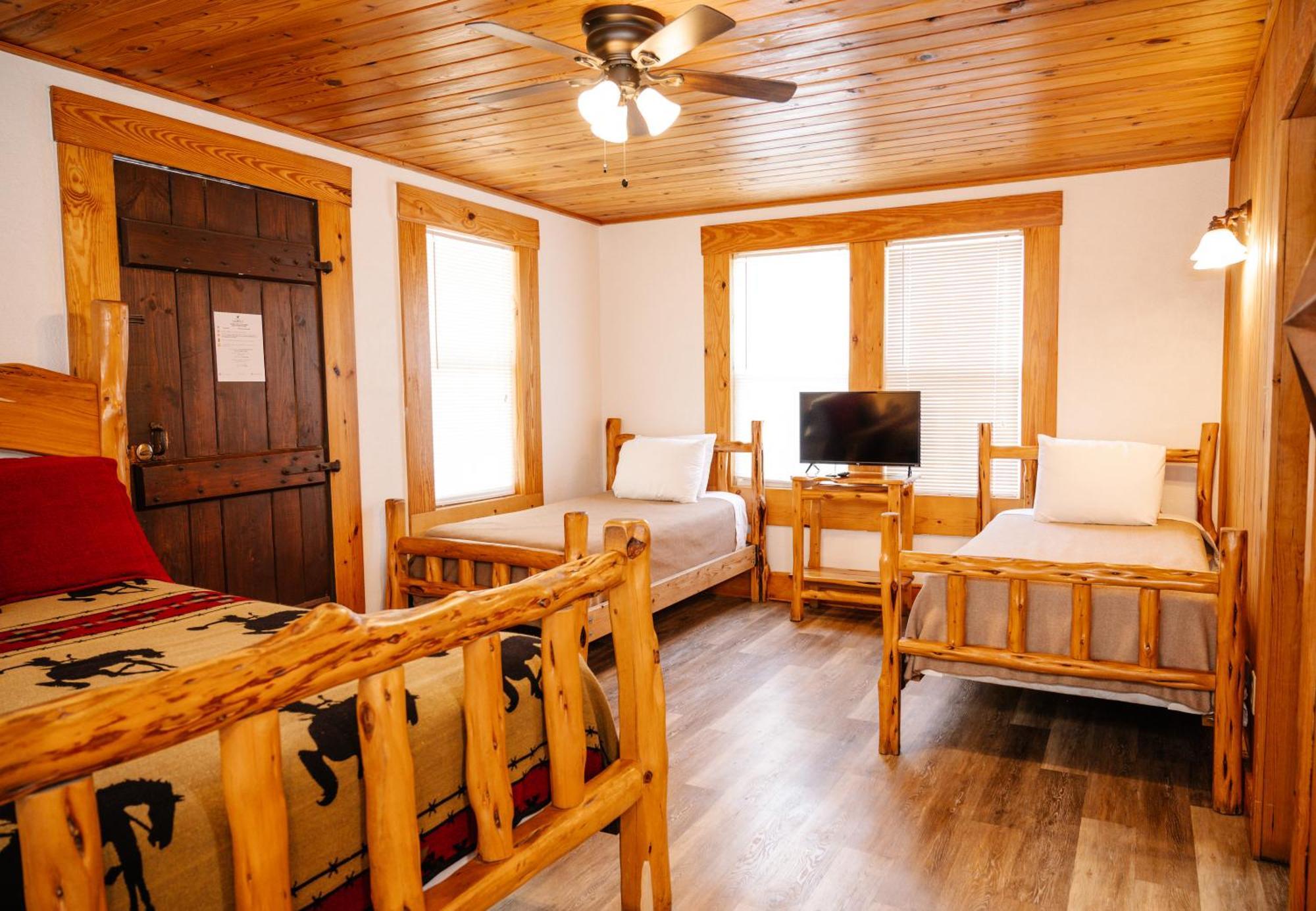 The Vaquero Motel Бандера Номер фото