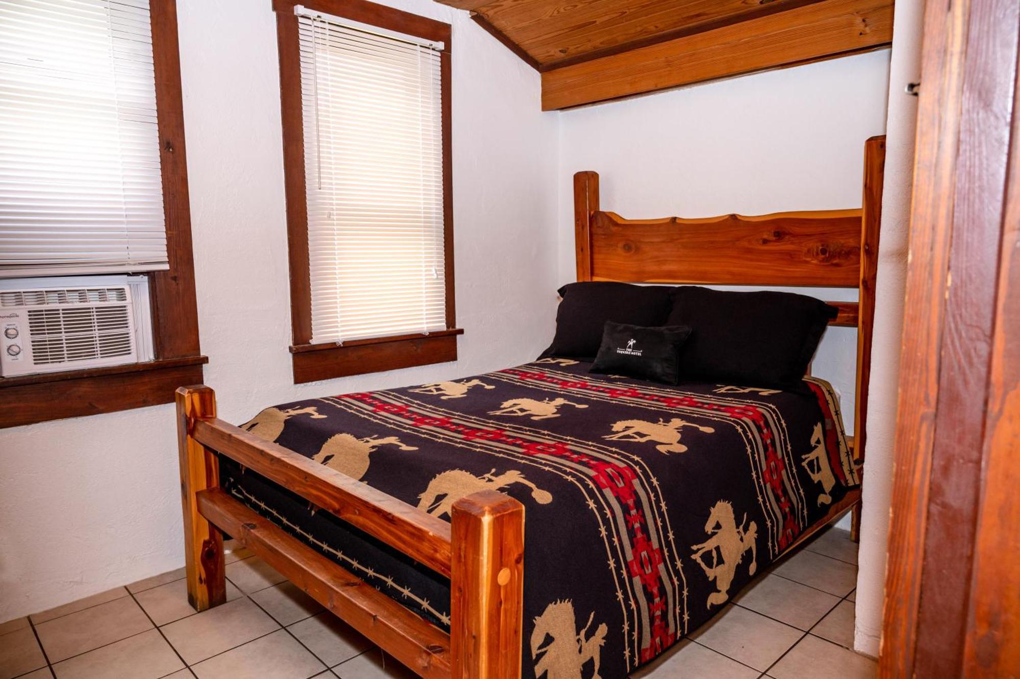 The Vaquero Motel Бандера Номер фото